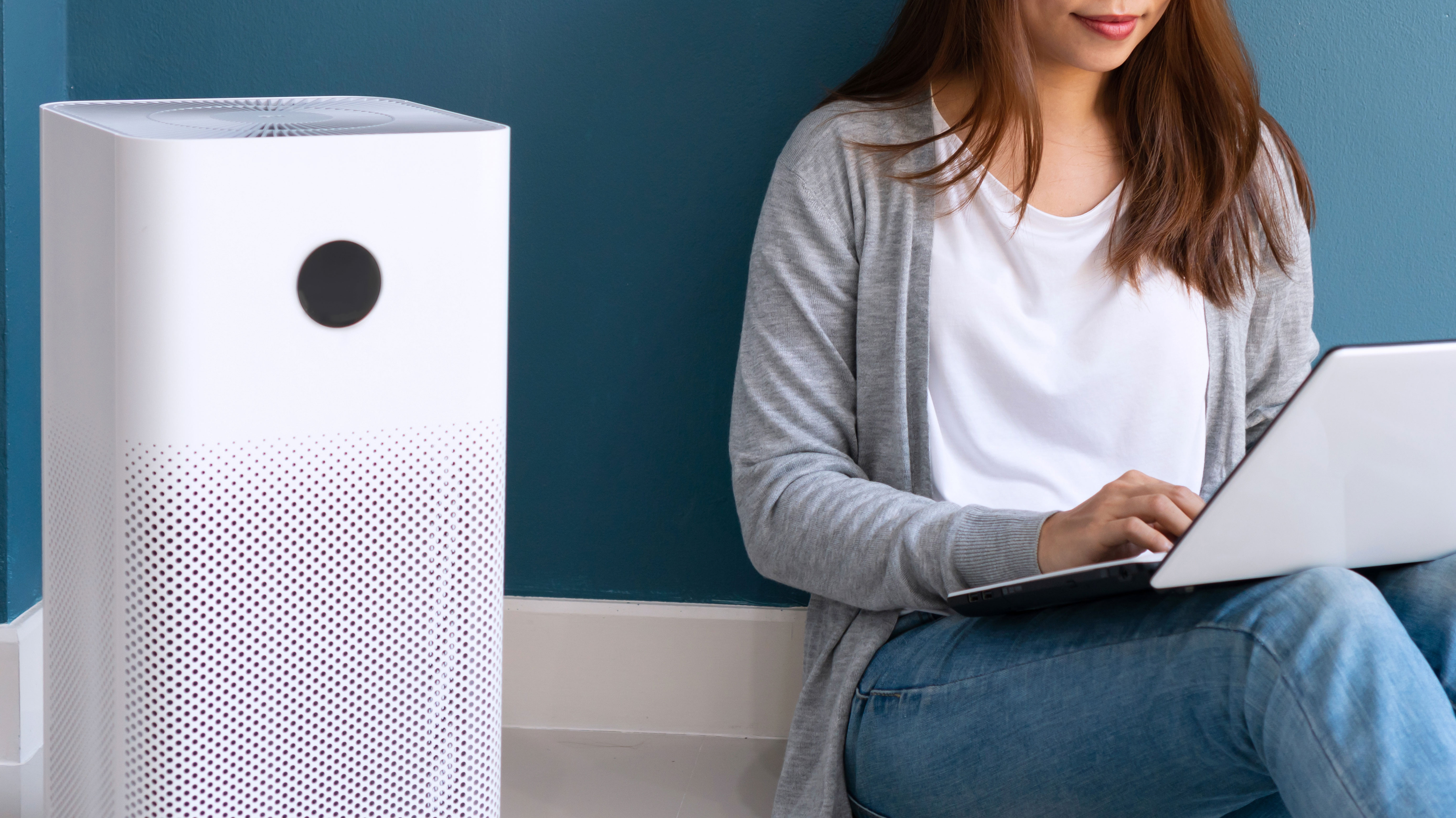 condizionatore portatile vicino a ragazza seduta